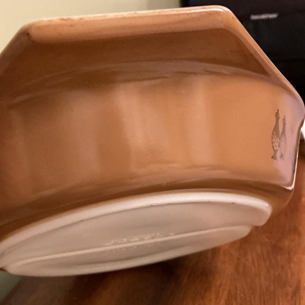 Vintage Pyrex Early American/Brown/ Gold/ Eagle 1 1/2 Qt. Divided Dish - Picture 8 of 12